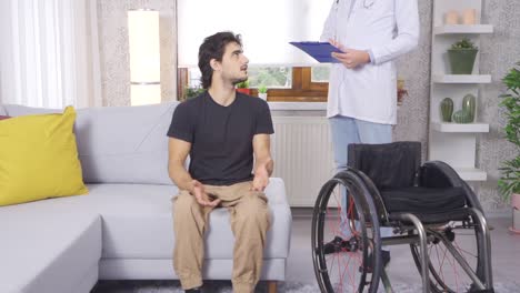 Menschliche-Gesundheit,-ärztliche-Untersuchung-Eines-Mannes-Im-Rollstuhl-Durch-Einen-Männlichen-Arzt.-Zeitlupe.